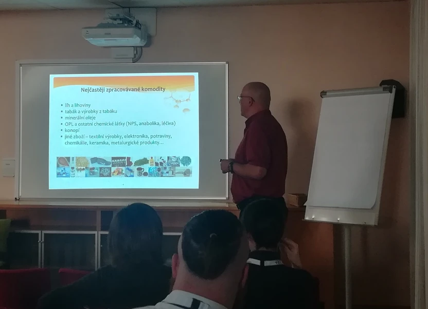 <p>Radanal/Vitatox 2021: Vzorky nebezpečných látek v Celně technické laboratoři (RNDr. Josef Reitmajer, Ph.D., Celně technická laboratoř)</p>
