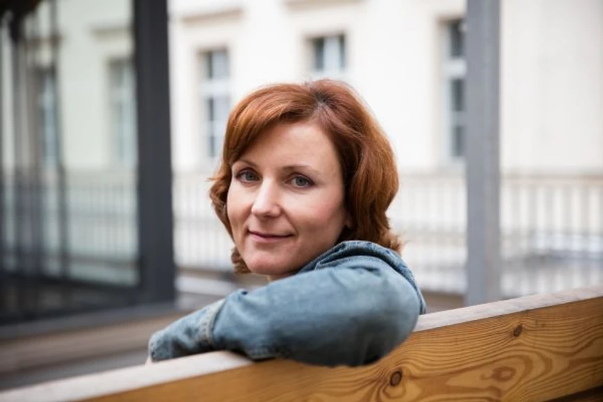 Universitas: Věnujeme se velmi aktuálním problémům, které zajímají hodně vědců. Pokud by jejich řešení bylo snadné, nebo dostupné známými metodami, tak už by na to dávno někdo přišel. Je to soutěž, někdy je to napínavé, někdy dobrodružné, říká Jana Roithová. Foto: Daniel Hamerník/Universitas