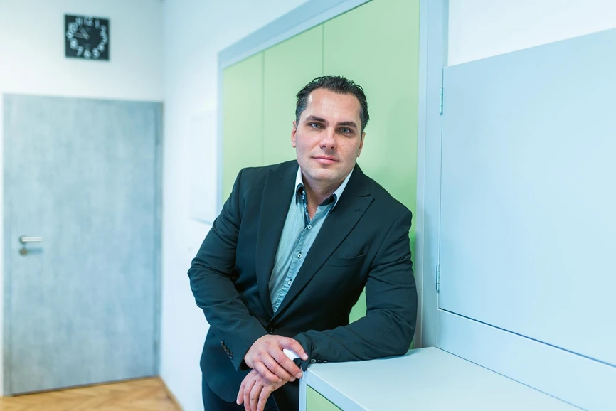 <p>Vesmír/Viktor Černoch/Akademie věd ČR: Doc. RNDr. Martin Pivokonský, Ph.D., (*1974) je ředitelem Ústavu pro hydrodynamiku AV ČR. Vystudoval ochranu životního prostředí a aplikovanou a krajinnou ekologii na Přírodovědecké fakultě Univerzity Karlovy, kde nyní přednáší hydrochemii a úpravu vody. Zabývá se procesy úpravy vody (nejen) v souvislosti s odstraňování antropogenních mikropolutantů a látek produkovaných fytoplanktonem.</p>
