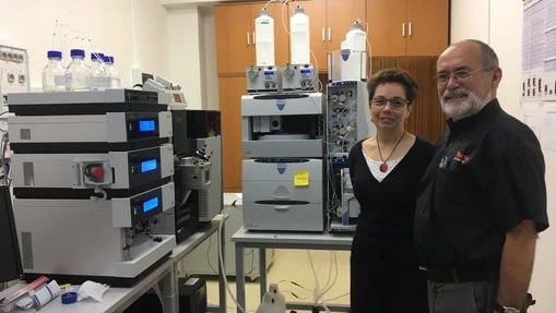 Laboratoř, která v plaveckém bazénu rozliší jedinou kapku