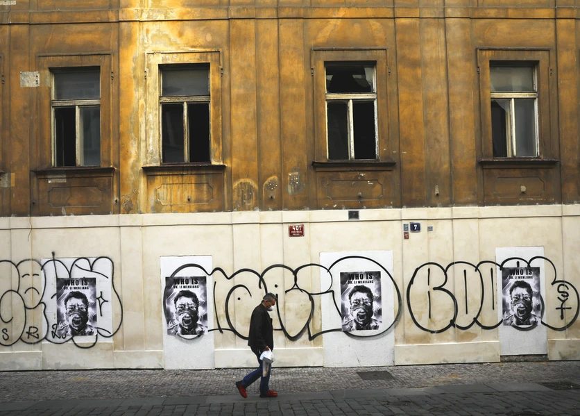 Vesmír/Martin Frouz: V centru Prahy začal čínský umělec Badiucao vylepovat plakáty s obličejem čínského lékaře LI Wen-lianga, který mezi prvními varoval před nebezpečným koronavirem. Čínské úřady jej umlčely, později na nákazu sám zemřel. Autor snímek pořídil v Provaznické ulici.