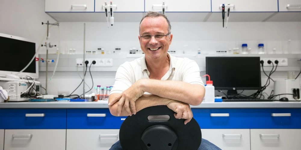 <p>Universitas: Daniel Hamerník: <em>„Singapurské univerzity jsou velmi mezinárodní a prostředí je velice soutěživé. Ta soutěživost v Česku značně chybí, zdejší univerzity se chlubí tím, že jsou na čtyřstém nebo ještě nižším místě, a nikoho to nezaráží,“</em> říká Martin Pumera, který na VŠCHT zkoumá nanoroboty.</p>
