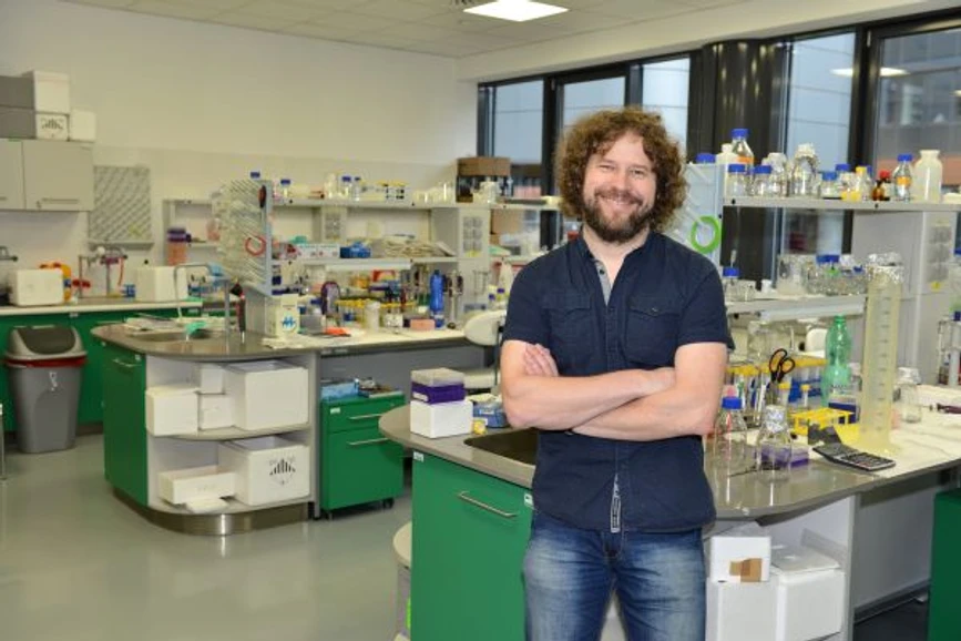 Universitas/A. Kozubík: Molekulární biolog a genetik Vítězslav Bryja působí na Masarykově univerzitě. Čtyřicetiletý nositel Ceny Neuron za rok 2016 má se svou manželkou, rovněž bioložkou a genetičkou, pět dětí.