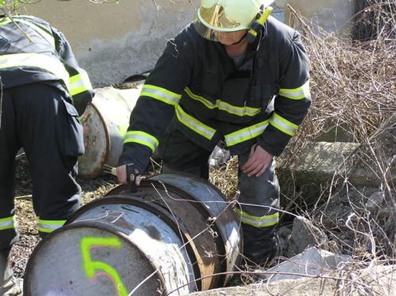 Hasičský záchranný sbor ČR/ŠS Tišnov: Nález ocelových sudů s neznámou látkou v Židlochovicích