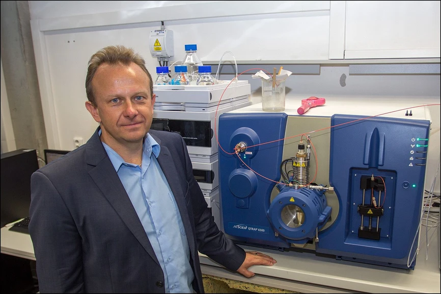 <p>Aktuálně.cz: Univerzita Pardubice: Profesor Michal Holčapek ve své laboratoři na Univerzitě Pardubice.</p>
