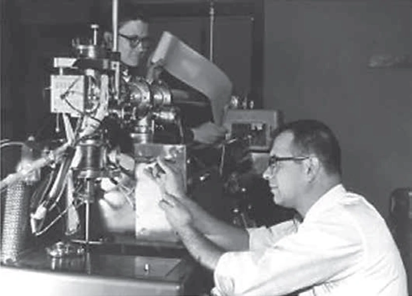 Revue civilnej ochrany: Roland Gohlke pracuje na hmotnostnom spektrometri Bendix v Dowe okolo roku 1960, vybavený je okrem priameho nástreku plynnej a kvapalnej vzorky aj temordesobciou a headspace